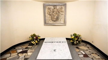 Joseph Ratzinger liegt im Grab seines polnischen Vorgängers Papst Johannes Paul II. in der Grotte des Petersdoms.