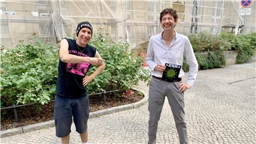 Joshi von der Punkband ZSK (links) überreicht dem Virologen Christian Drosten eine Single mit dem Drosten-Song „Ich habe Besseres zu tun“.