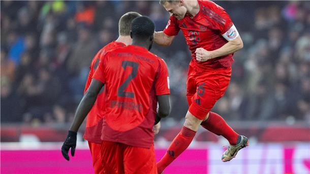 Joshua Kimmich (r) jubelt nach seinem Tor zum 5:0.
