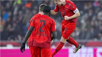 Joshua Kimmich (r) jubelt nach seinem Tor zum 5:0.