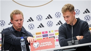 Joshua Kimmich (r) macht sich über die Transfersummen im Fußball seine Gedanken. 