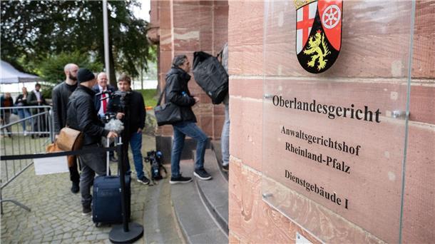 Mutmaßliche Terrorgruppe wegen Umsturzplänen vor Gericht Journalisten stehen vor Prozessbeginn vor dem Oberlandesgericht Koblenz.