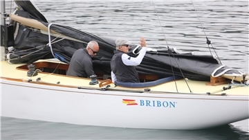 Juan Carlos ist an Bord des Segelschiffs „El Bribon“ im Real Club Nautico de Sansenxo.