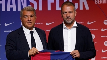 Juan Laporta und der neue Barcelona-Trainer Hansi Flick haben gute Laune.