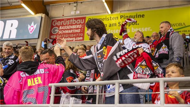 Pinguins starten mit Sieg im Nordderby in die neue Saison Jubel auf den Tribünen in der Eisarena: Die Pinguins verzückten ihre Fans gleich wieder am ersten Spieltag.