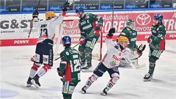 Dezimierte Pinguins zähmen das Team der Stunde in der DEL Jubel bei den Fischtown Pinguins: Die Bremerhavener setzten sich am Dienstagabend trotz starker Verletzungssorgen bei den Augsburger Panthern durch.