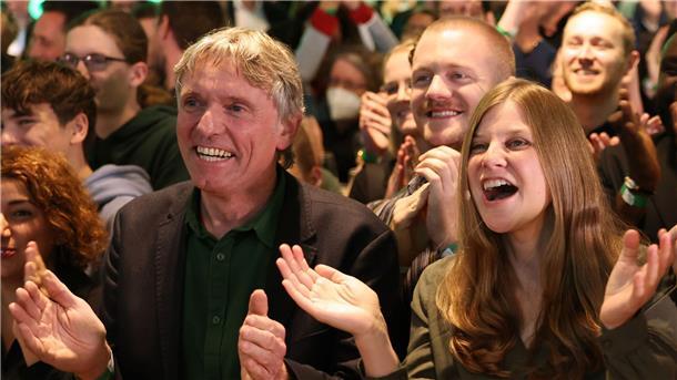SPD klar stärkste Kraft in Niedersachsen - Grüne legen zu Jubel bei den Grünen um die Landesvorsitzenden Hans-Joachim Janßen und Anne Kura.
