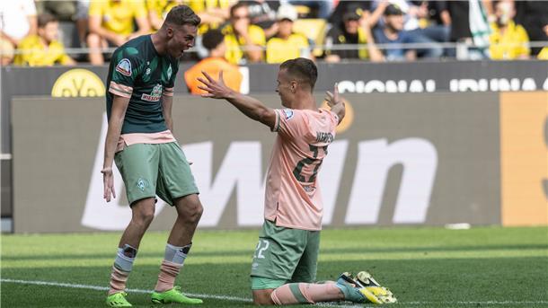 Fußball: Bundesliga, Borussia Dortmund - Werder Bremen, 3. Spieltag, Signal Iduna Park. Bremens Niklas Schmidt (r) jubelt über das 2:2 +++ dpa-Bildfunk ++