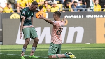 Fußball: Bundesliga, Borussia Dortmund - Werder Bremen, 3. Spieltag, Signal Iduna Park. Bremens Niklas Schmidt (r) jubelt über das 2:2 +++ dpa-Bildfunk ++