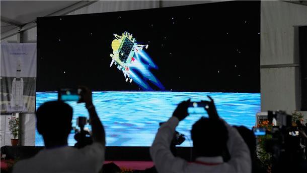 „Indien ist auf dem Mond“ - Sanfte Landung ist geglückt Jubel bricht während der Live-Übertragung der Landung des Raumschiffs in der ISRO-Einrichtung im indischen Bengaluru aus, als „Chandrayaan-3“ auf dem Mond landet.