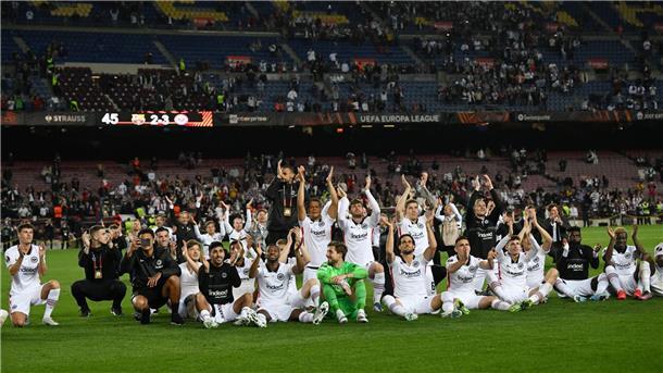 Jubel im Camp Nou: Frankfurt kommt in Barcelona weiter.