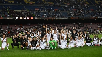 Jubel im Camp Nou: Frankfurt kommt in Barcelona weiter.
