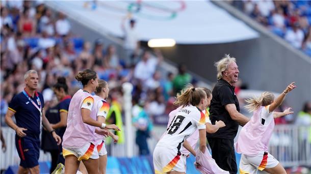 Jubel nach dem Schlusspfiff: Horst Hrubesch und seine Spielerinnen