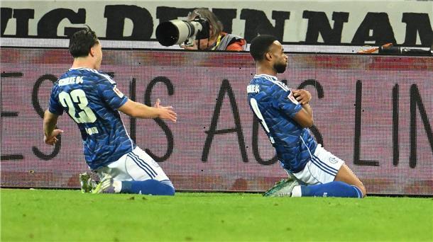 3:0 in Hannover: Sylla bringt Schalke an die Spitze Jubelt nach seinem zweiten Streich: Moussa Sylla (r) von Schalke 04.
