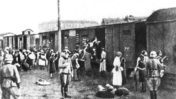 Studie: Holocaust ist für viele Niederländer ein Mythos Juden aus dem Warschauer Getto werden im Sommer 1942 in Güterwaggons verladen und in das Vernichtungslager Treblinka transportiert.