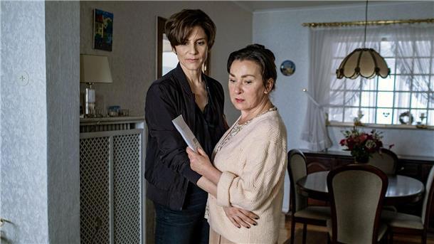 Betrogen um Gefühle und um Geld - „In Wahrheit“ Judith (Christina Hecke, l) hat keine Ahnung, wie tief ihre Mutter Karen (Steffi Kühnert) in den Fall Camille Bartell verwickelt ist.