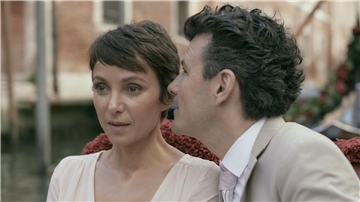 Judith (Julia Koschitz) verbringt romantische Stunden mit Hannes (Manuel Rubey) in Venedig .