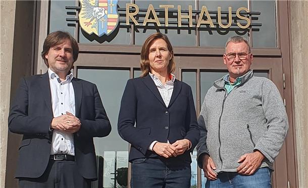 Judith Maas wurde jetzt von Bürgermeister Nils Siemen und dem stellvertretenden Bauhofleiter Bernd Bunjes in ihrer neuen Funktion begrüßt.
