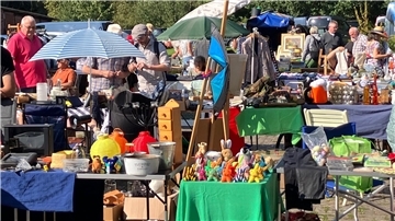 Jüngste Erfolgsgeschichte des Cultimo: der traditionelle Flohmarkt auf dem Außengelände. Doch damit Kulturschiff im Moor weiter auf Kurs bleibt, braucht es viele Helferinnen und Helfer. Der Vorstand appelliert deshalb an alle Kulturfreunde, sich als „Küchenhelden“ im ehrenamtlichen Team einzubringen.
