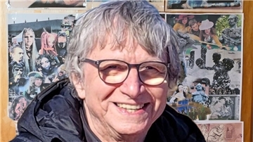 Das Foto zeigt Jürgen Behn vor einer Collage. 
