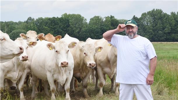 Jürgen Bitzer ist der einzige Fleischereimeister weit und breit, der seine Rinder auch selbst züchtet.