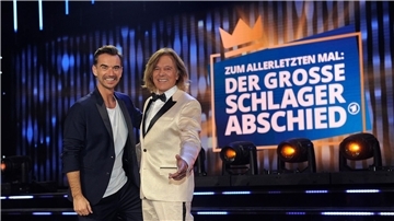 Jürgen Drews (r) wird in der Show, die bereits im Oktober 2022 aufgezeichnet wurde und die am 14. Januar im Ersten ausgestrahlt wird, das letzte Mal auf der Bühne zu sehen sein.