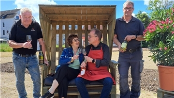 Jürgen Eickhoff (l., Party- und Eventservice), Regina Lindhorst (Marktmeisterin Stadt Nordenham), Burkhard Stamer (2.v.r., Jacques Weindepot) und Thorsten Lampe (r., Bauhof) freuen sich auf das Weinfest im Pop-up-Park Nordenham.