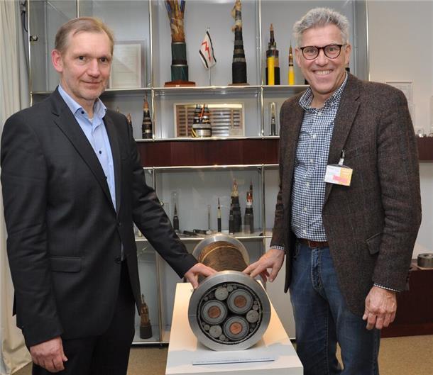 Jürgen Eilers (links), Beiratsvorsitzender der IHK in der Wesermarsch, und der hauptamtliche IHK-Vertreter Stefan Bünting fordern mehr Tempo bei der Entwicklung der Infrastruktur für eine erfolgreiche Wirtschaft in der Wesermarsch. Jürgen Eilers ist im Hauptberuf Geschäftsführer der Norddeutschen Seekabelwerke in Nordenham.