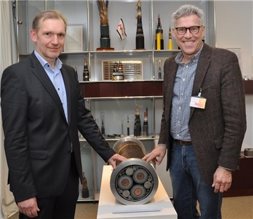 Jürgen Eilers (links), Beiratsvorsitzender der IHK in der Wesermarsch, und der hauptamtliche IHK-Vertreter Stefan Bünting fordern mehr Tempo bei der Entwicklung der Infrastruktur für eine erfolgreiche Wirtschaft in der Wesermarsch. Jürgen Eilers ist im Hauptberuf Geschäftsführer der Norddeutschen Seekabelwerke in Nordenham.