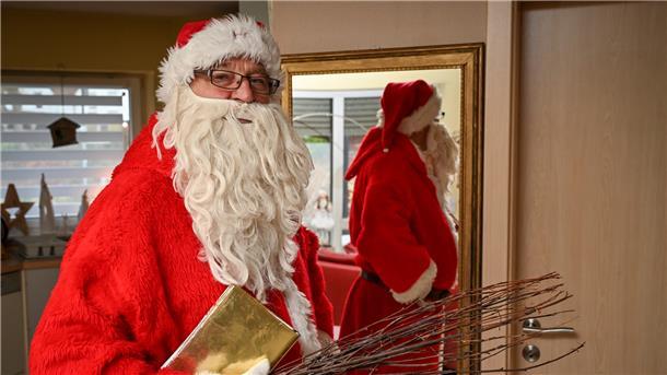 Jürgen Klingenberg ist seit 40 Jahren als Weihnachtsmann im Landkreis Cuxhaven unterwegs.