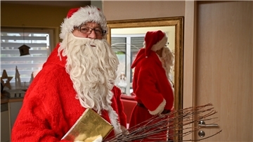 Jürgen Klingenberg ist seit 40 Jahren als Weihnachtsmann im Landkreis Cuxhaven unterwegs.