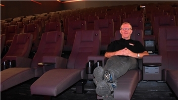 Jürgen Thiel, Cinemotion-Chef in Bremerhaven, macht es sich in einem der neuen Liegestühle bequem.
