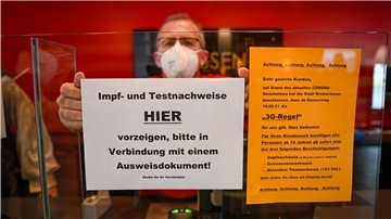 Jürgen Thiel vom Cinemotion hat sich auf die neuen Vorschriften vorbereitet und informiert die Besucher des Kinos klar und umfangreich über die geltenden Bestimmungen.
