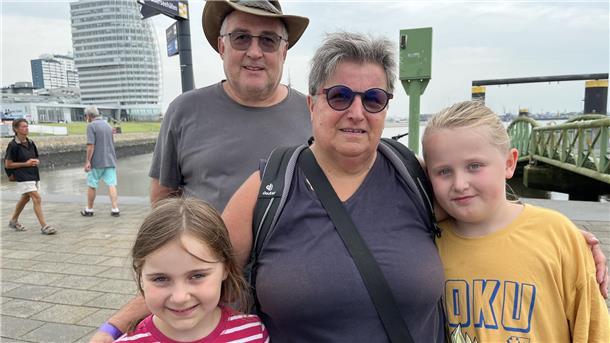 Ein älteres Paar mit Enkelkindern in Bremerhaven. 