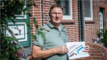 Weniger Anerkennung für Ehrenamt Ein Mann hält einen Wahlzettel in der Hand.