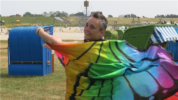 Beim Tauffest am Tossenser Strand lassen sich 400 Menschen beflügeln Jugenddiakonin Sandra Bohlken war auf dem Tauffest als geflügeltes Wesen unterwegs.