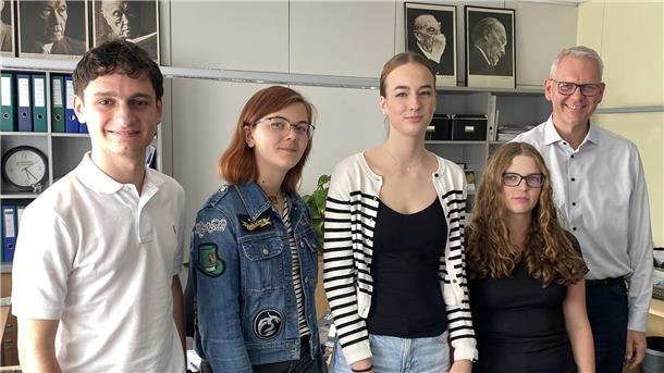 Jugend diskutiert in Berne: Wehrpflicht für alle als Chance? Jugendliche im Gespräch mit einem CDU-Landtagsabgeordnetem: Von links: George Safta, Malenie Kettelhake, Ineke Lütjen und Marie-Ann Gawronski sowie Björn Thümler.