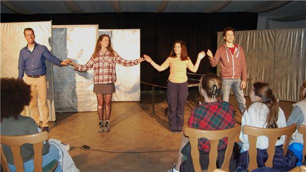 Jugendpräventionstage in der Gemeinde Hagen: Kevin Herbertz (links) und sein Team führten für 170 Sechstklässler das Theaterspiel "Philotes" in der Schützenhalle auf. 