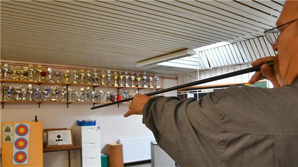 Jugendsportleiter Ronald Schmidt zielt mit dem Blasrohr auf Zielscheiben