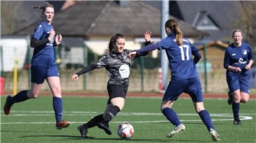 Eine Spielszene aus dem Frauenspiel TSV Abbehausen gegen SV Frisia Brinkum mit Jule Hedemann.