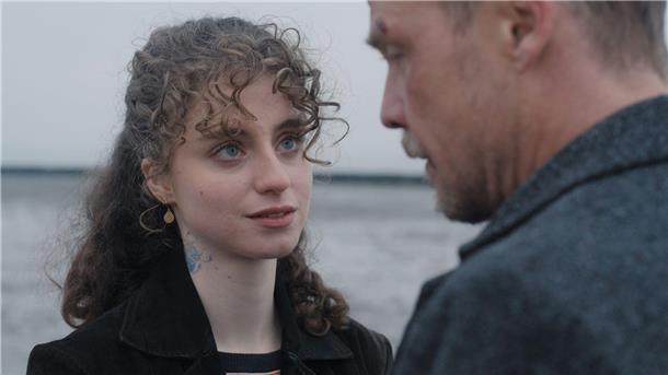 Kannibalismus an der Nordsee: Der neueste Ostfriesenkrimi Jule nennt Maximilian schon nach kurzer Zeit die Liebe ihres Lebens.