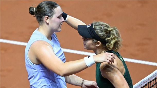 Drei Stunden Kampf: Niemeier dreht Duell mit Siegemund Jule Niemeier (l) gewinnt das umkämpfte Duell mit Laura Siegemund.