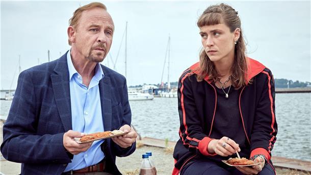 „Stralsund - Tote Träume“ im ZDF Jule Zabek (Sophie Pfennigstorf) und Karl Hidde (Alexander Held).