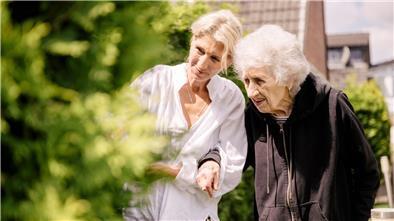 Julia Bernsee (l) und ihre Mutter.