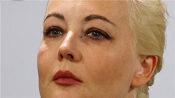 Tod Nawalnys: Ehefrau wird zum Symbol für Mut und Stärke Julia Nawalnaja hat während ihrer Rede auf der Sicherheitskonferenz sichtlich mit den Tränen zu kämpfen.