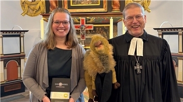Regionalbischof Hans Christian Brandy mit Kamel bei der Einsegnung von Julia Schöler.