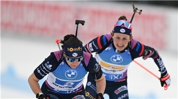 Julia Simon (l) darf nach dem Kreditkartenbetrug an ihrer Teamkollegin Justine Braisaz-Bouchet (r) bei Olympia teilnehmen. (Archivbild)