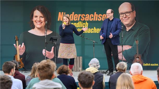 Wahlkampf-Endspurt in Niedersachsen Julia Willie Hamburg und Christian Meyer, Spitzenkandidaten der Grünen bei der Landtagswahl, sprichen beim Wahlkampfabschluss der Grünen zur Landtagswahl in Niedersachsen.