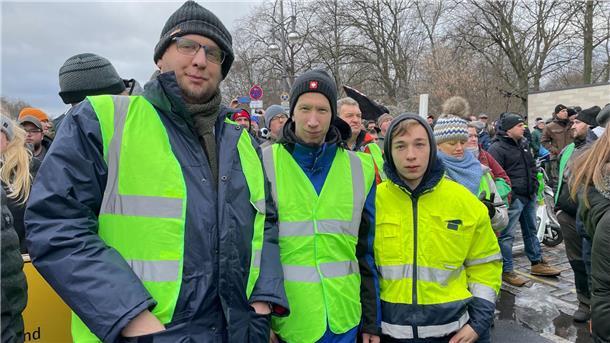 Bauernproteste: So unterstützen die Landwirte aus unserer Region die Großdemo Julian Diers und Heiko Möller aus Loxstedt sowie Leon Hopmeier aus Sellstedt.