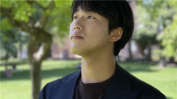 Pianist spielt Klavier-Kompositionen von Bach, Schumann, Haydn und Brahms Julian (Joo-Young) Kim